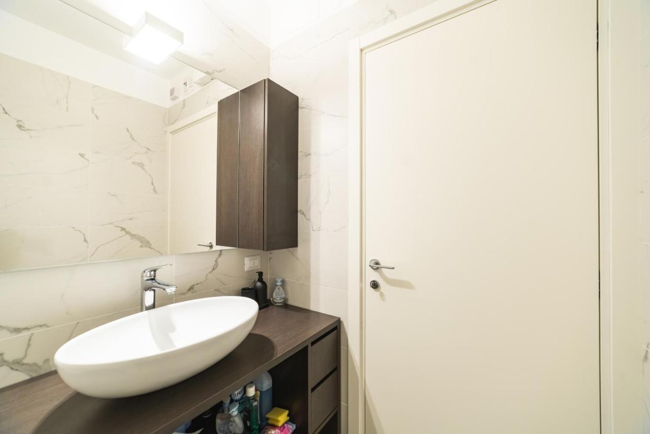 Moderno Bilocale 64Mq Con Parcheggio E Palestra Apartment Milan Luaran gambar
